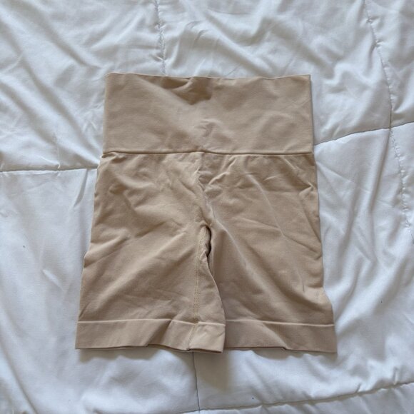 Spanx Womens Size Medium Tan Shorts Shapewear Shaping Tummy Control Soft Comfy - Picture 5 of 5